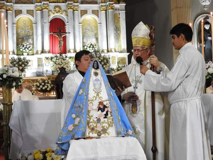 Repudio por un manto de la Virgen del Valle que muestra un bordado de Milei y el Papa abrazados