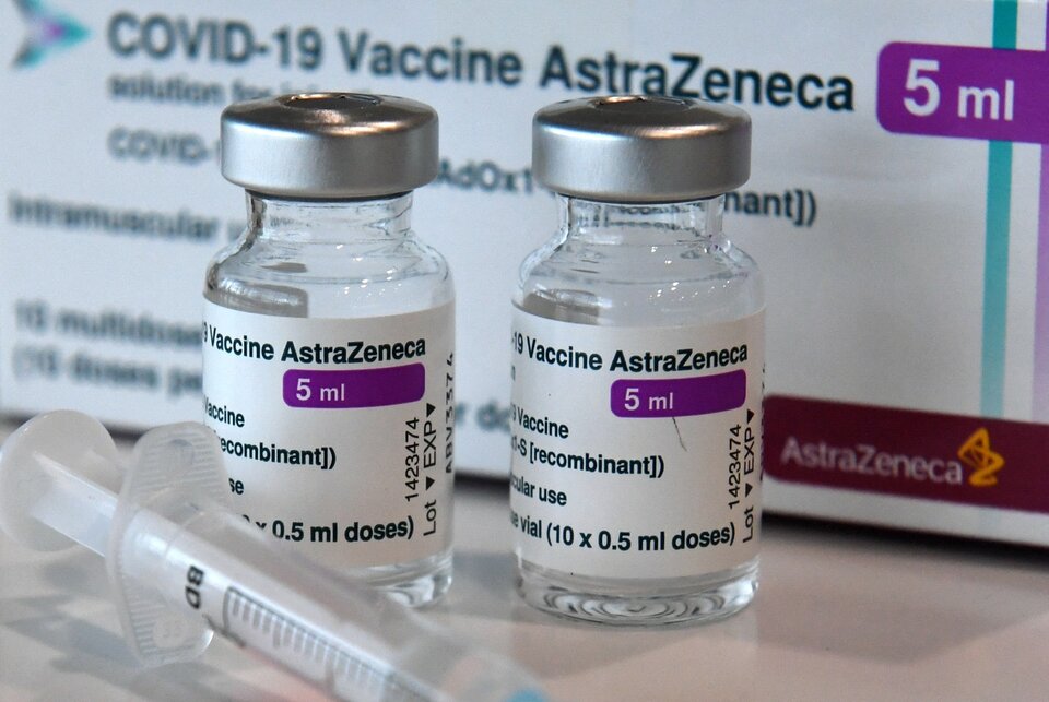 Covid: AstraZeneca admitió que su vacuna puede tener 