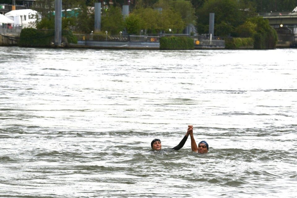 La ministra de Deportes de Francia se bañó en en el río Sena para demostrar que el agua está apta