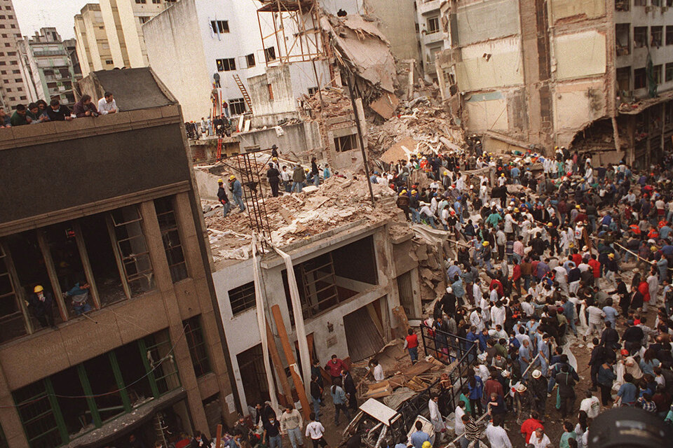 Treinta años, siete preguntas: Lo que se sabe y no se sabe sobre el atentado contra la AMIA