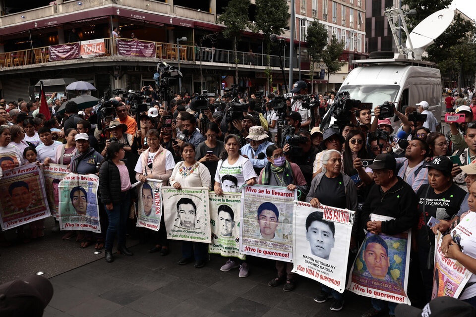 Padres de Ayotzinapa expresaron su “decepción” con López Obrador