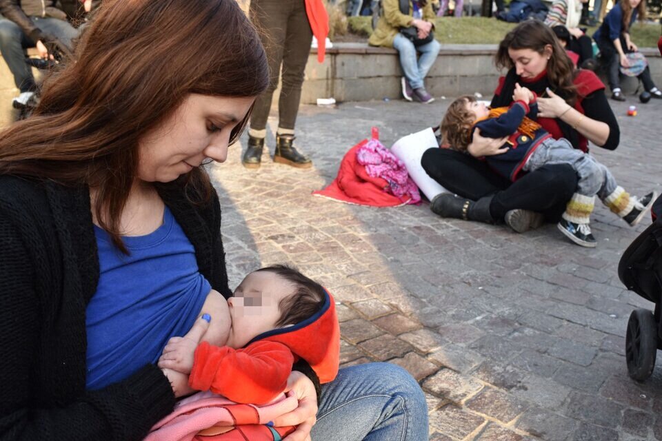 Promoción de la lactancia materna, otra política pública que Milei interrumpió