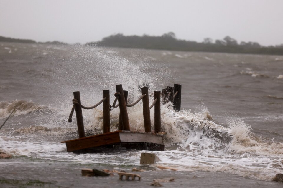 Un muerto, apagones y retrasos de vuelos deja en EE.UU. el huracán Debby