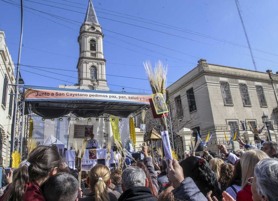 Del agradecimiento a la súplica: cómo se vive la previa a la vigilia de San Cayetano