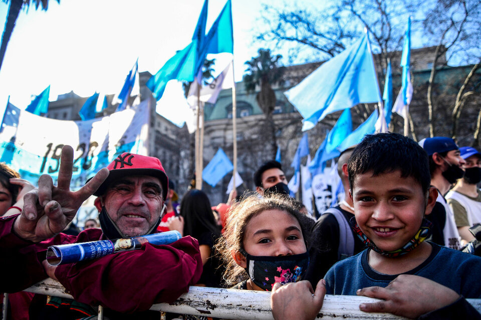 “Menos pan, menos trabajo, menos paz y menos libertad”