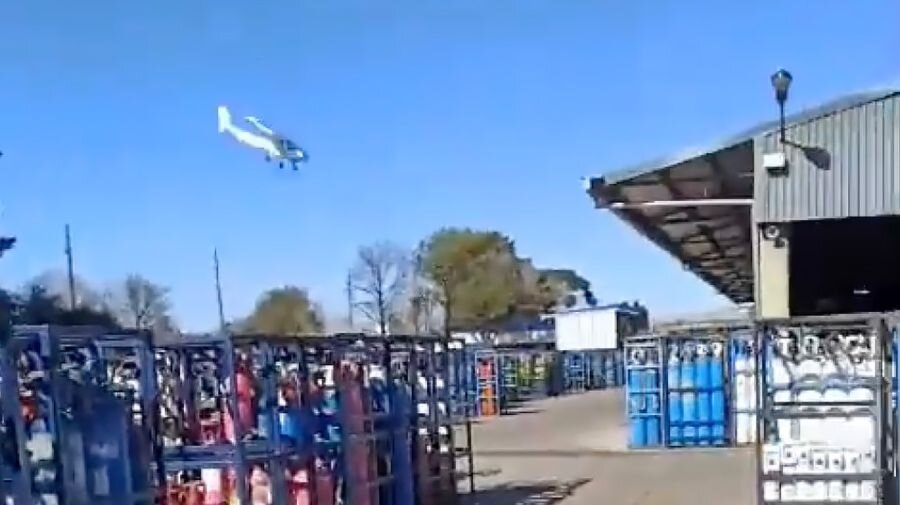 Tragedia en Rosario: murió el piloto de una avioneta al estrellarse en una planta industrial