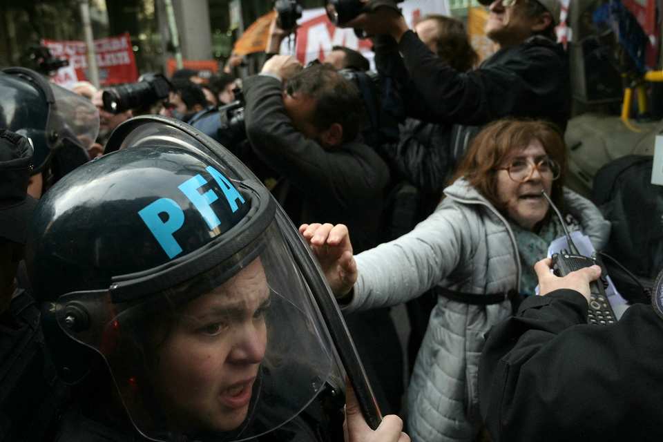 Las agresiones a jubilados durante la protesta en el Congreso por el veto de Milei.