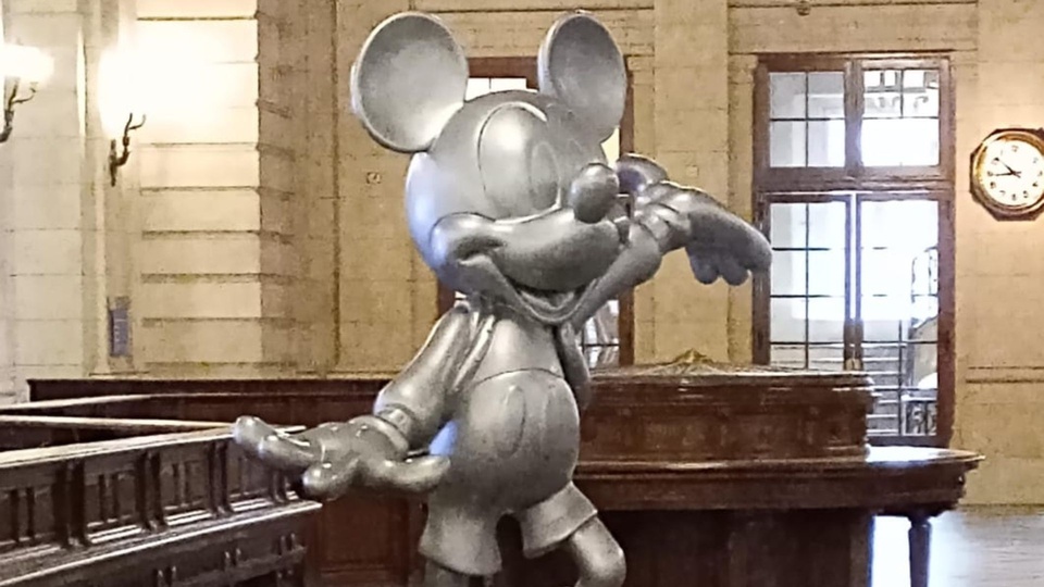 Un Mickey gigante recibe a los visitantes del CCK por una muestra de Disney thumbnail