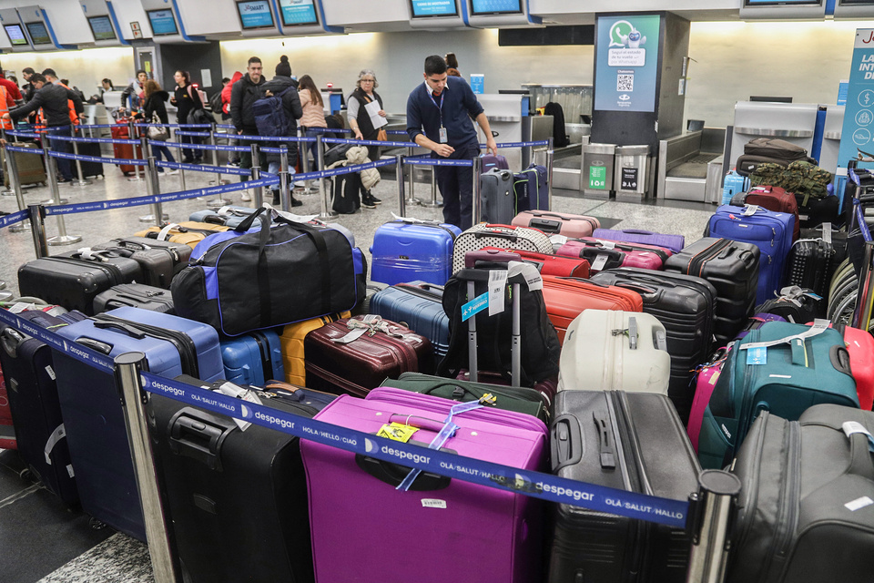 Tras una nueva medida de fuerza de los gremios aeronáuticos, Aerolíneas convocó a una negociación salarial thumbnail