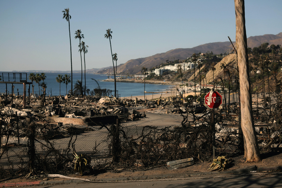 California enfrenta un nuevo incendio en plena alerta por fuertes vientos 