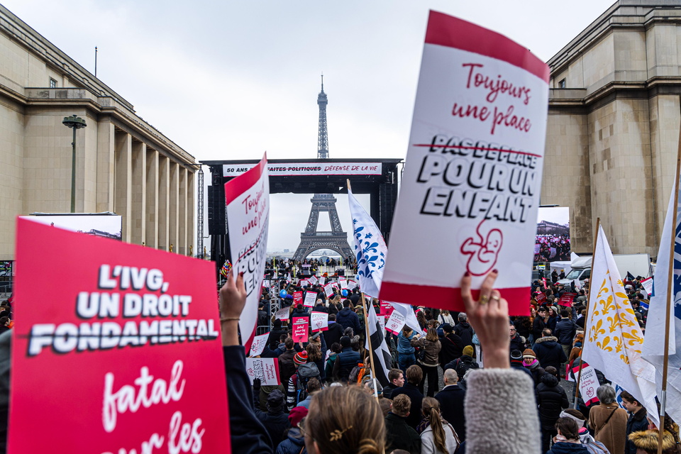 Miles de manifestantes en París contra el aborto al cumplirse 50 años de su legalización 