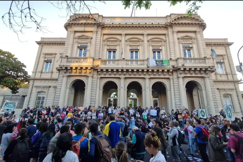 Un abrazo como símbolo de lucha: la resistencia en el Hospital Bonaparte