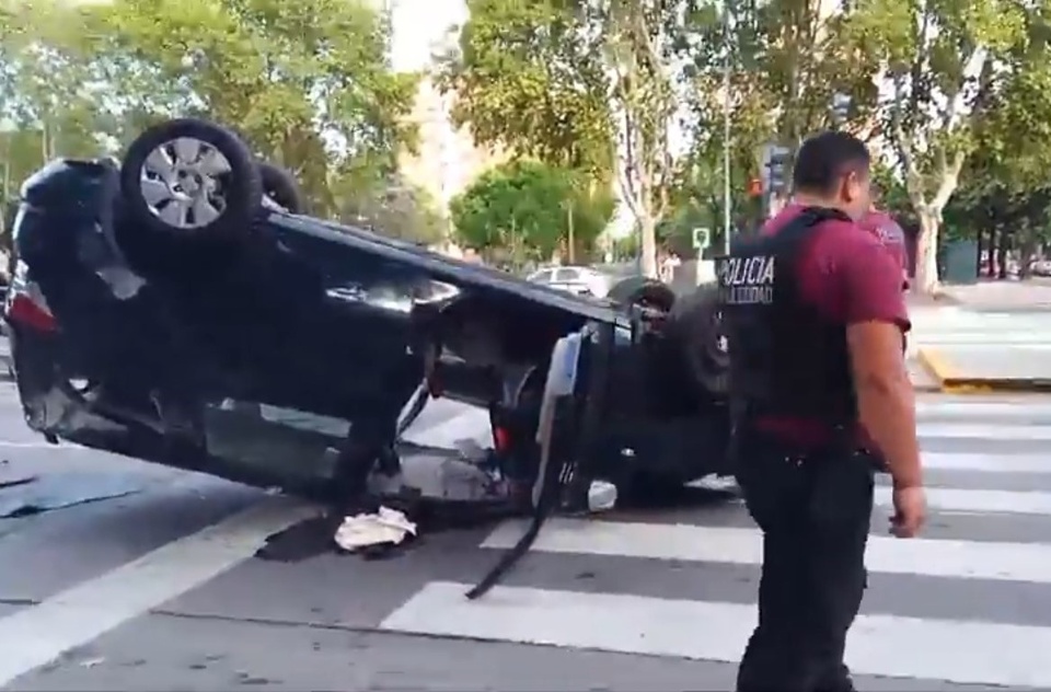 Un auto chocó contra una parada de Metrobús en Villa Lugano y volcó: 9 heridos