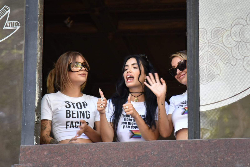 Lali Espósito y María Becerra, presentes en la marcha contra el fascismo