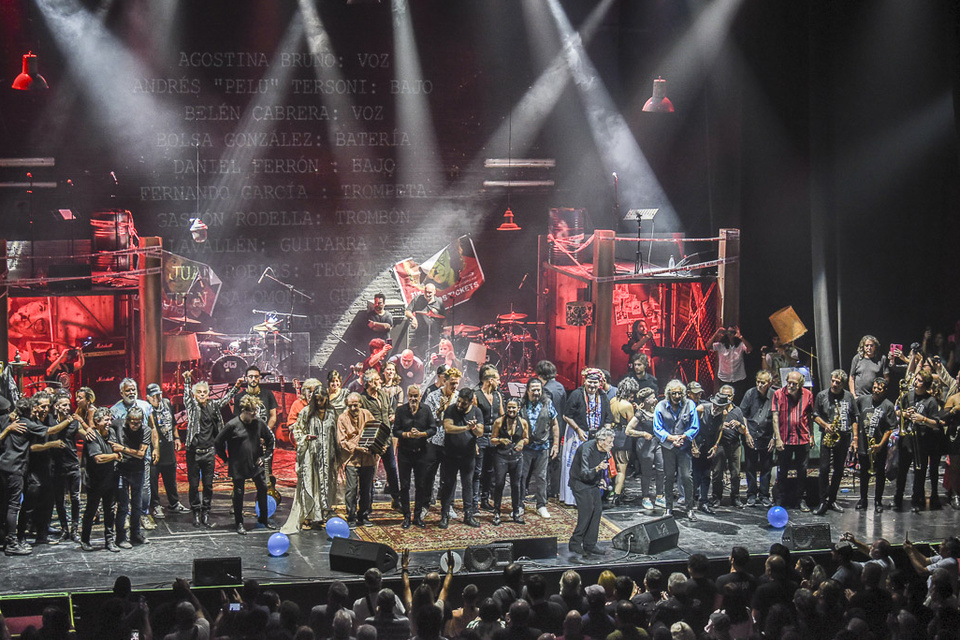 Billy Bond llegó, cantó y la volvió a romper