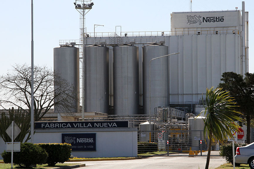 Nestlé frena su planta en la ciudad donde Milei ganó con el 68% de los votos