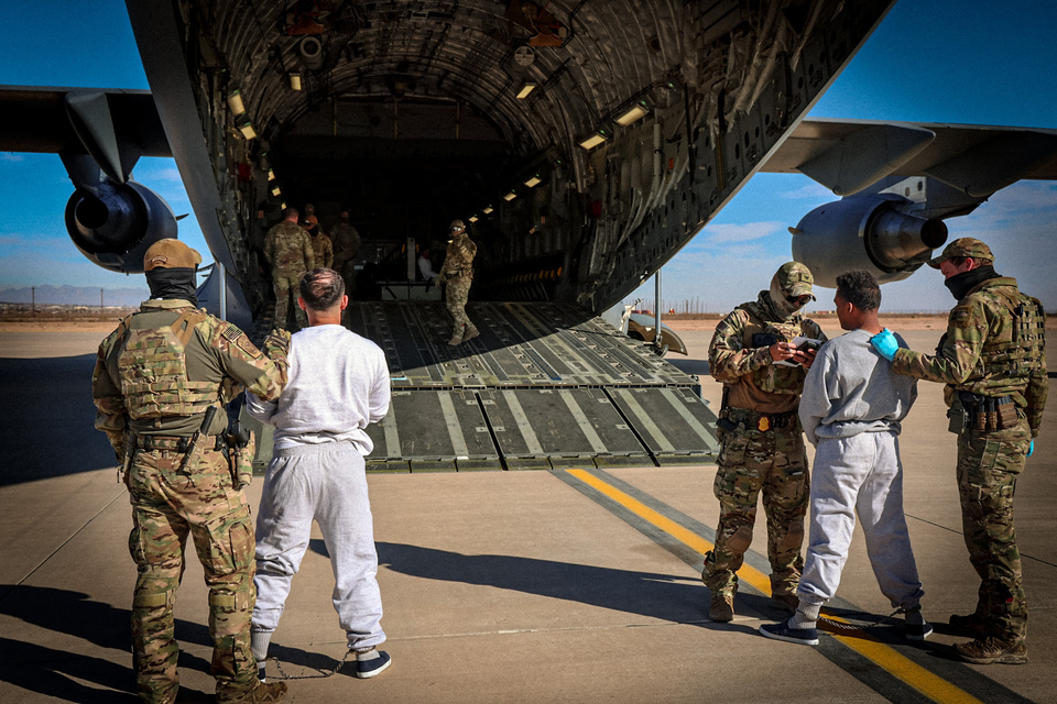 Primer vuelo a Guantánamo de migrantes arrestados 