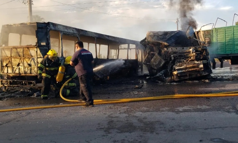 Mendoza: murió un chico de 12 años por brutal choque entre un micro y un camión