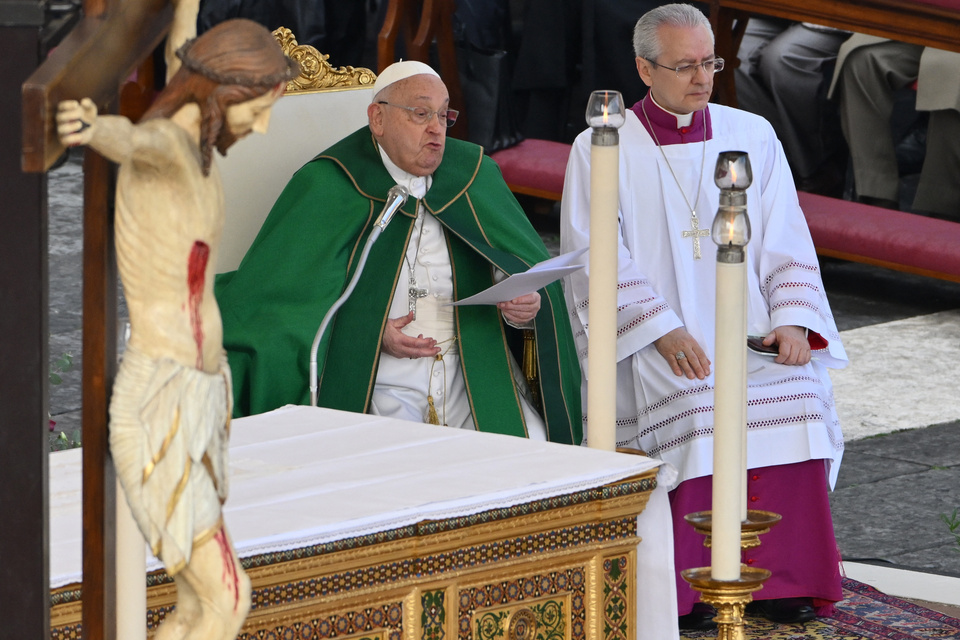 El papa pidió "que callen las armas y se escuche el grito de la paz" en el mundo