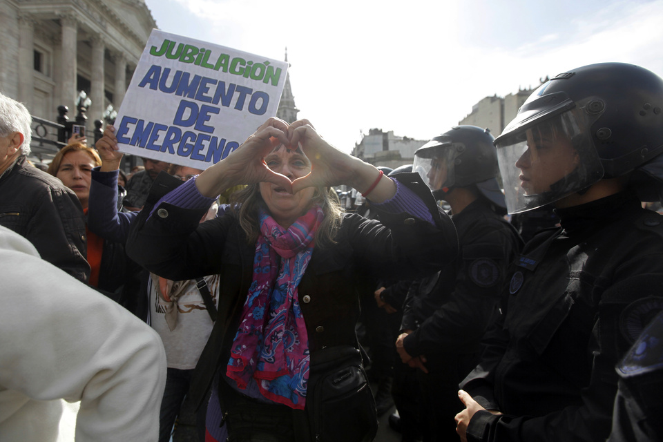 De Los Heros dice una cosa de los jubilados y Milei sostiene otra distinta