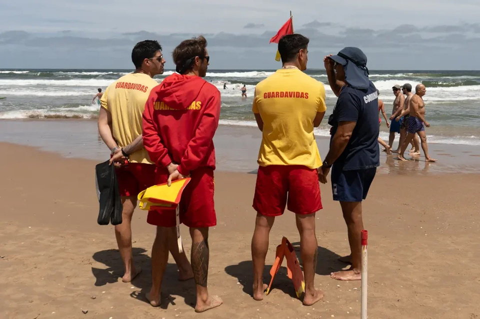 Punta del Este: un turista argentino golpeó a un guardavidas que había rescatado a su hijo 