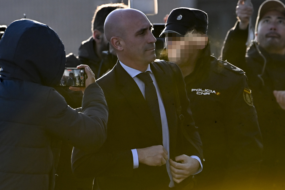 Rubiales dice estar "totalmente seguro" de que Hermoso le dio su consentimiento en el beso 