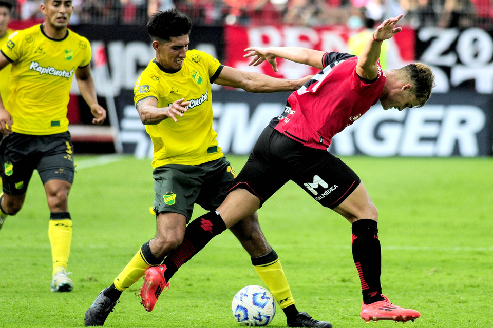 Con un gol agónico, Defensa derrotó a Newell's en el Coloso