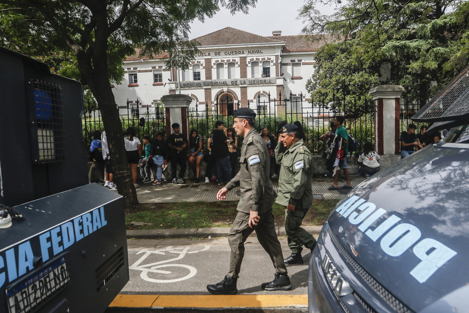 Mientras el Sur arde, Bullrich usa camiones hidrantes para suspender el recital de Milo J