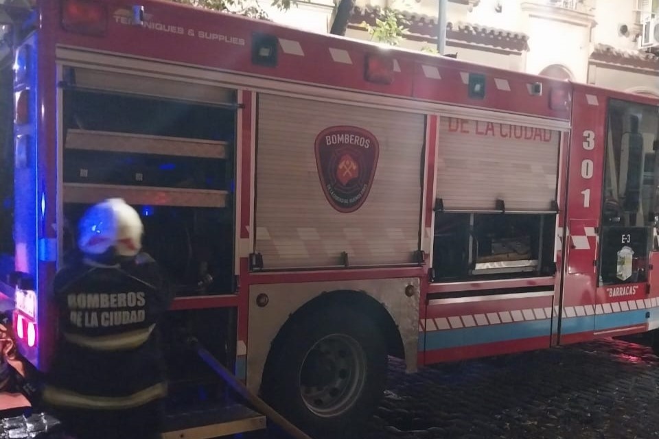 Tragedia en Recoleta: falleció una mujer y otra resultó afectada por el humo en un incendio