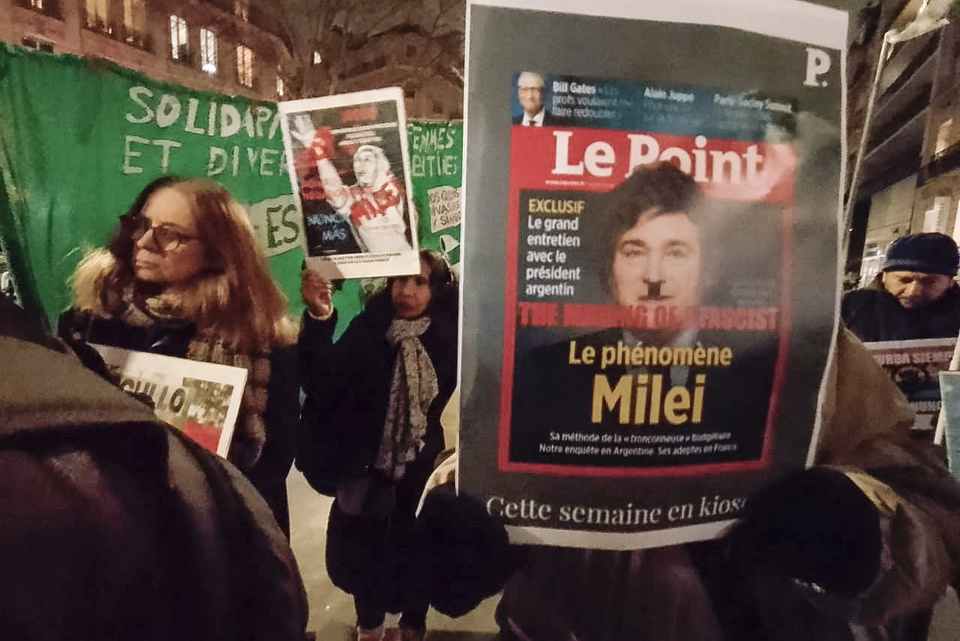 Protesta contra Milei en París