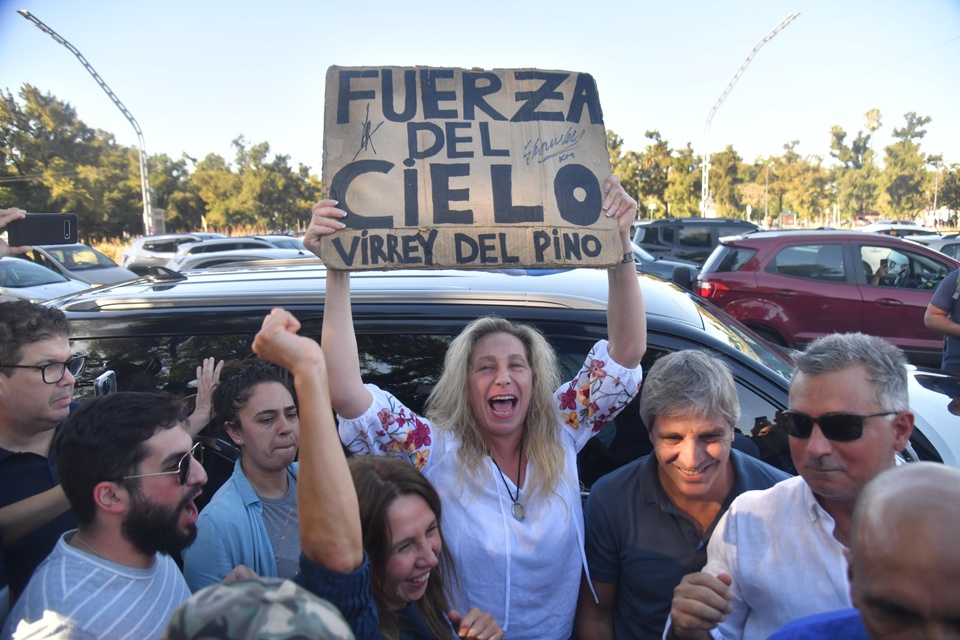 "El Jefe", "Toto" Caputo y una pantomima de apoyo popular en territorio porteño