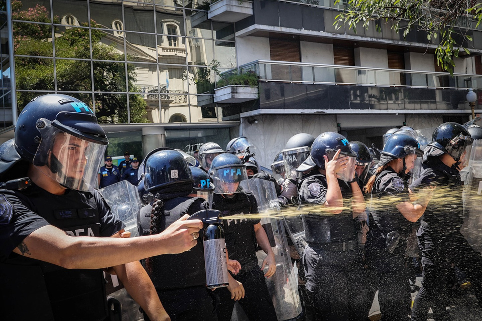 Gases, palos y mordaza para los trabajadores estatales 