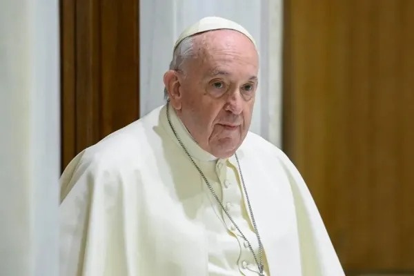 El papa pasó una noche "tranquila"