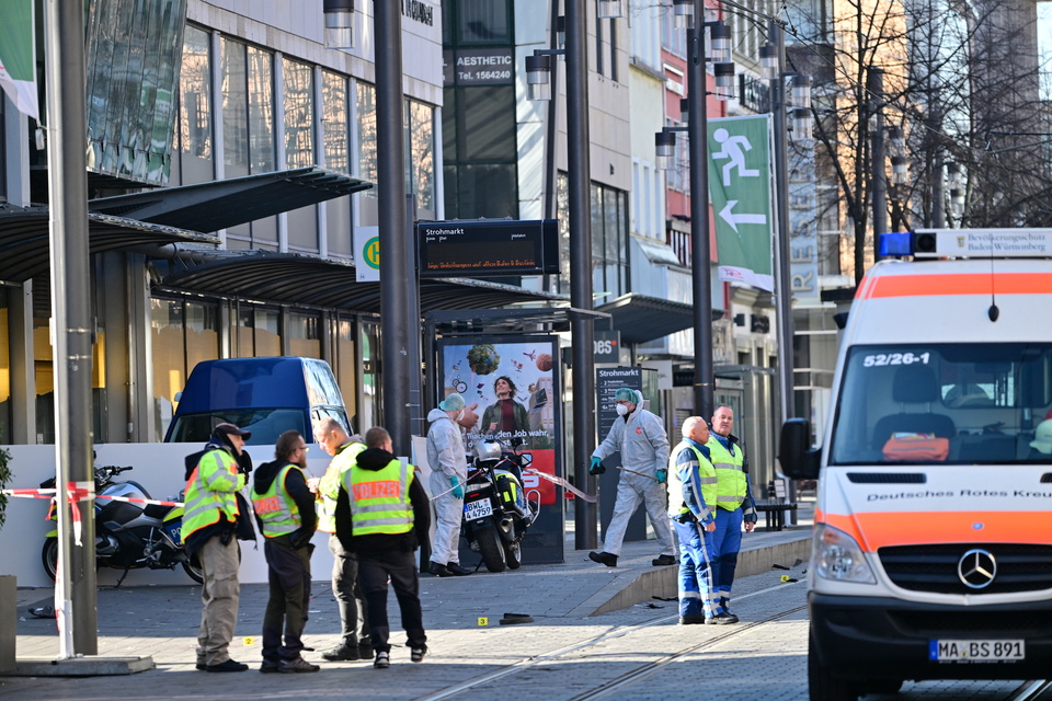 Alemania: un auto atropelló a una multitud que paseaba por una calle peatonal