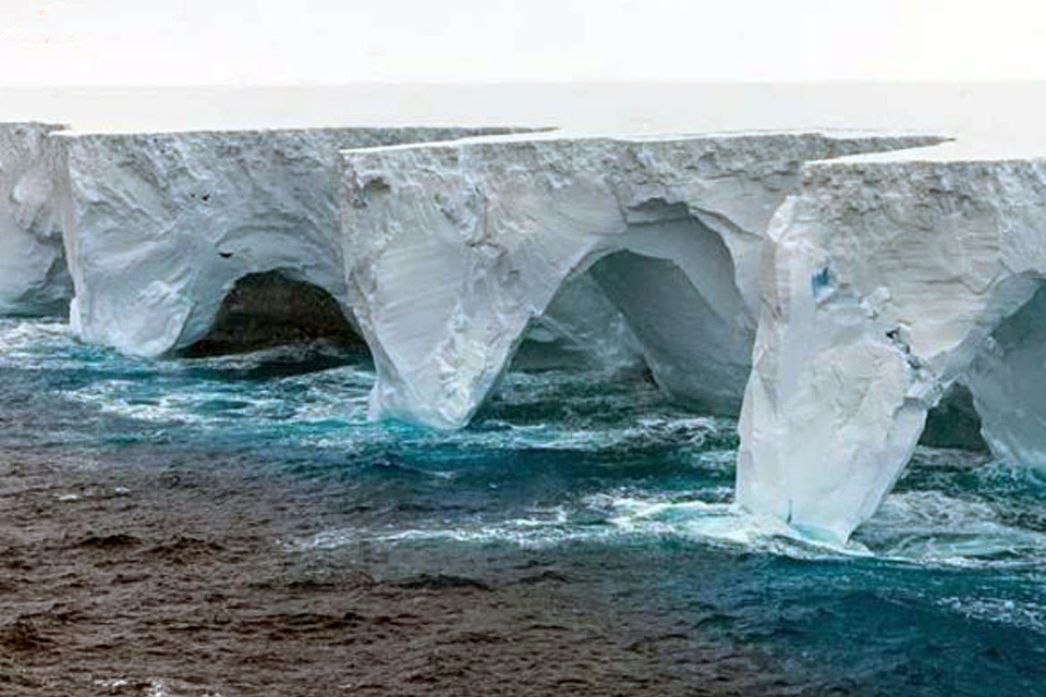 El iceberg más grande del mundo encalla en aguas poco profundas cerca de Georgia del Sur 