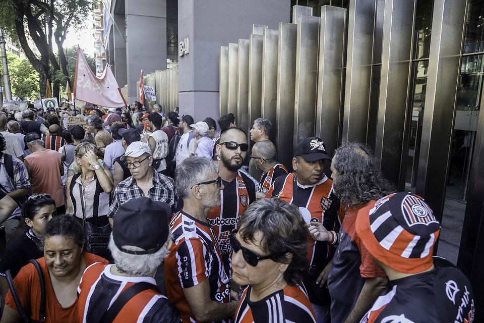 Un clásico de los miércoles: palos y gases para los jubilados en el Congreso