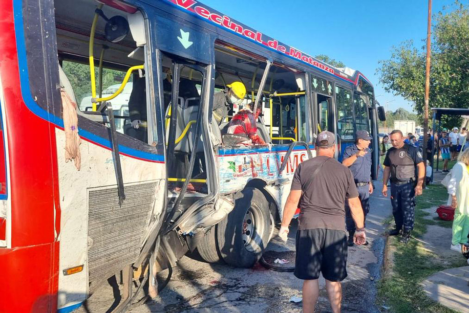 Brutal choque entre un colectivo y camión en Laferrere: una mujer con el brazo amputado y varios heridos