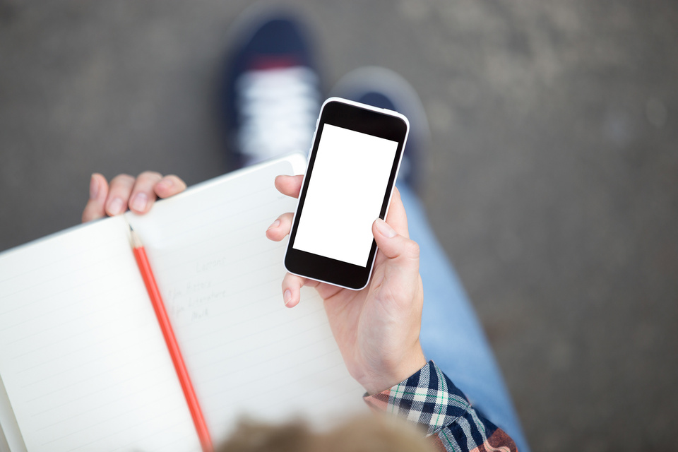 Más de la mitad de los estudiantes argentinos se distrae con el celular en clase