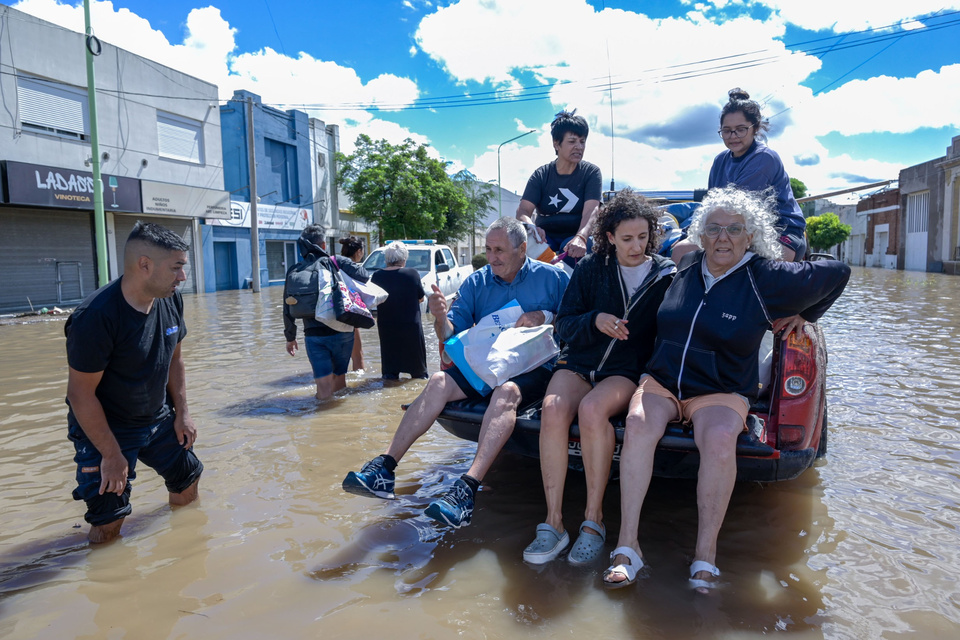 Bajan un poco las aguas y aflora el horror