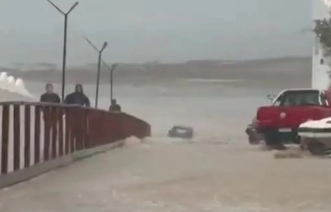 Temporal en Las Grutas: el agua arrastró un vehículo al mar