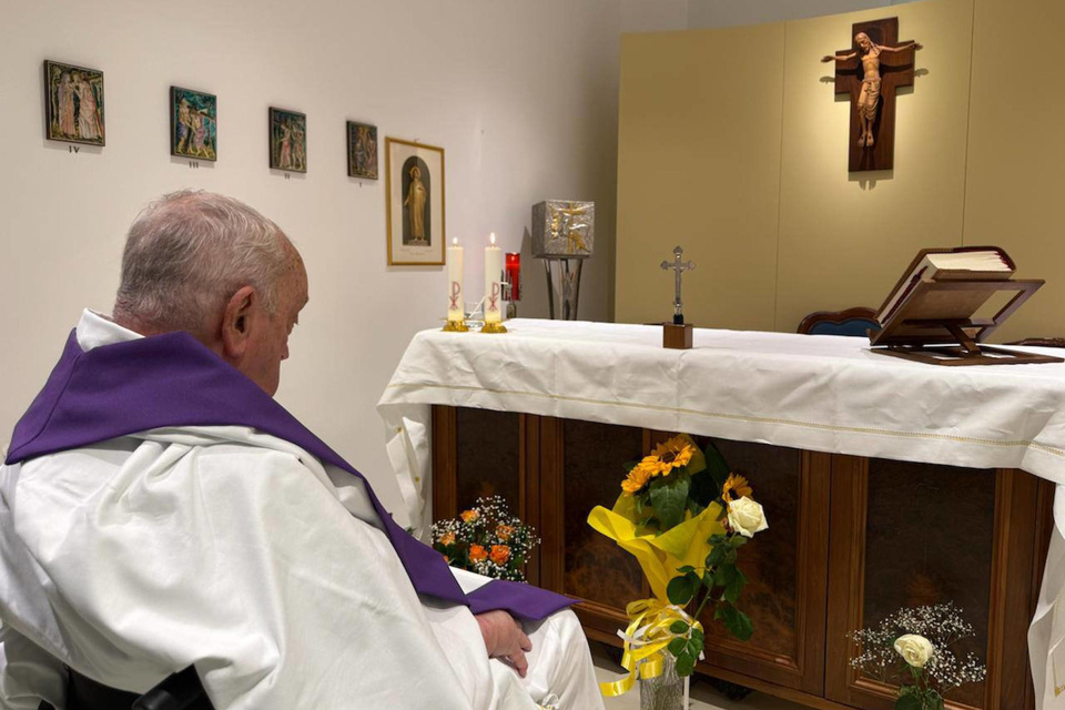 El Vaticano difundió la primera foto de Francisco desde su internación