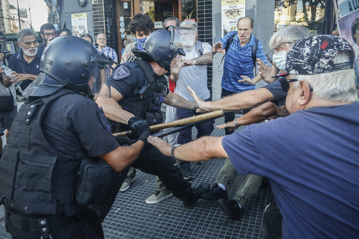 El Gobierno prohibió el ingreso a estadios a 26 personas que fueron a la marcha de los jubilados