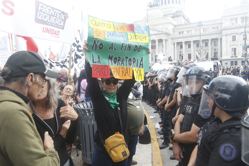 Marcha de jubilados: Belliboni y Aguiar exigen la renuncia de Bullrich y alertan por la represión