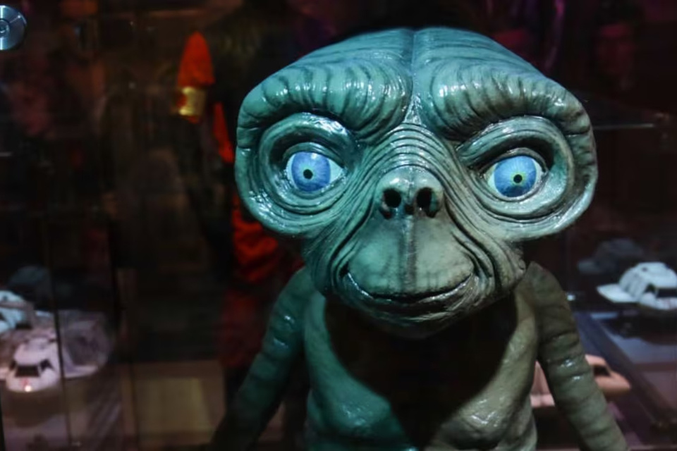 Subastan el muñeco original de la película "E.T., el extraterrestre"