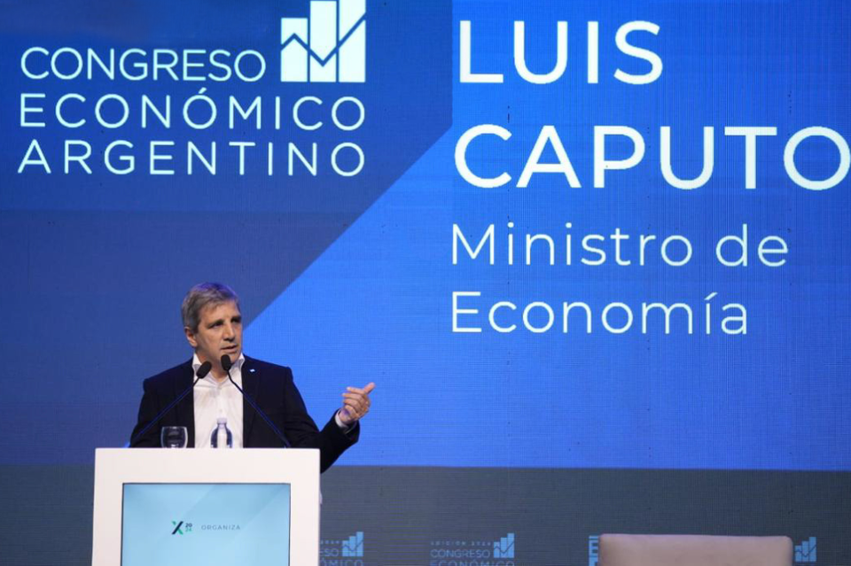 Caputo dice que tiene una sorpresa para “fomentar el uso de dólares”