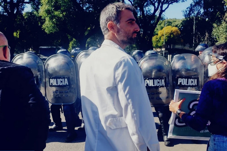 La Policía reprimió a trabajadores del INTI