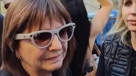 Cómo son los insólitos anteojos "espía" que utiliza Patricia Bullrich