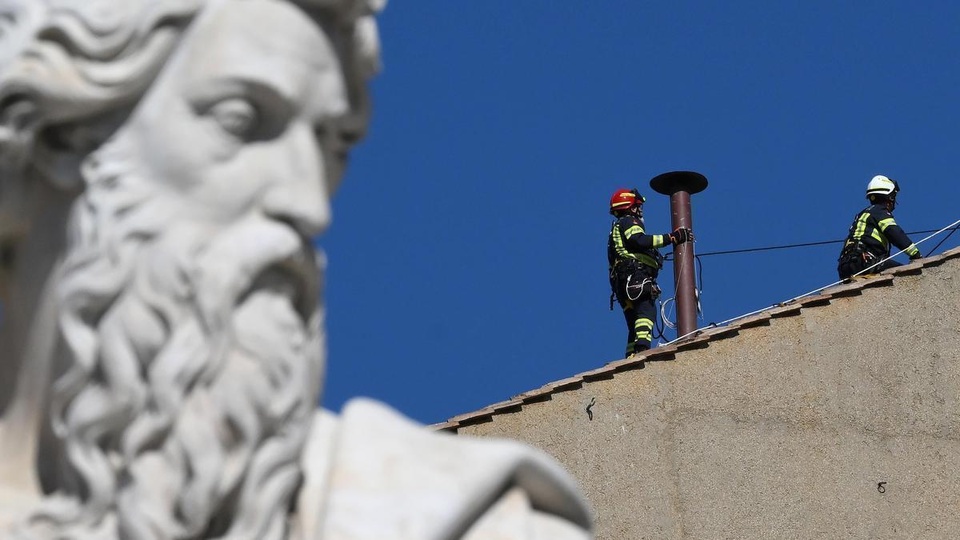 Cónclave: el Vaticano ya instaló la chimenea para el humo negro y blanco