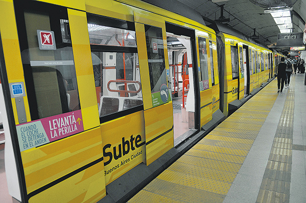 Por el aumento del boleto, hay un 50 por ciento menos de usuarios en el subte