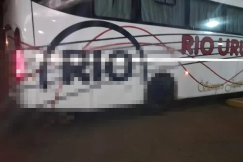 Un micro arribó a una terminal arrastrando un cadáver